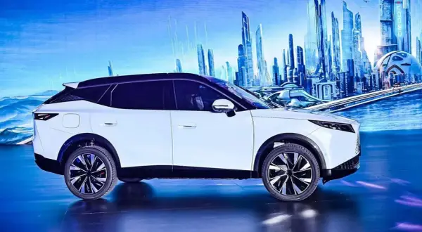 Biały SUV Omoda 7 na tle futurystycznego miasta. Poznaj jego imponujące omoda 7 wymiary i nowoczesny design.