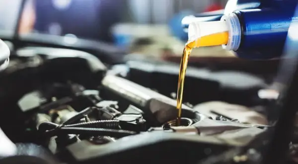Wlewam olej do silnika 1.9 TDI. Dbałość o płyny eksploatacyjne to podstawa sprawnego auta.