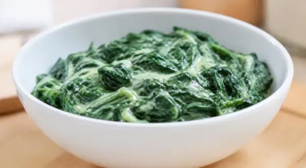 Un bol de savoureux épinards à la crème, un plat réconfortant et plein de saveurs.