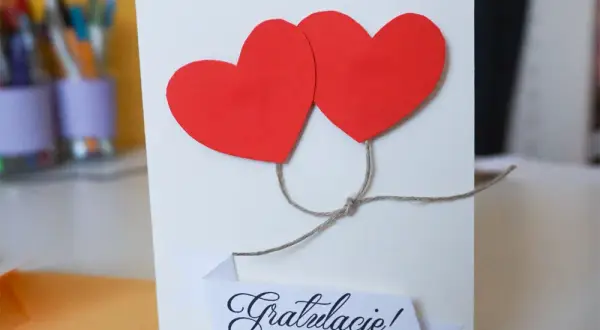 Stwórz kartkę na rocznicę: Osobisty prezent, który wzruszy!