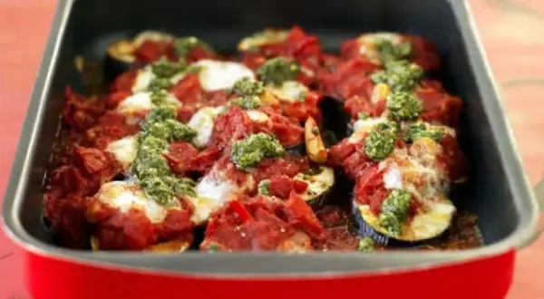 Aubergine gratinerad med tomatsås, mozzarella och pesto. Ett perfekt storkok recept för hela familjen.