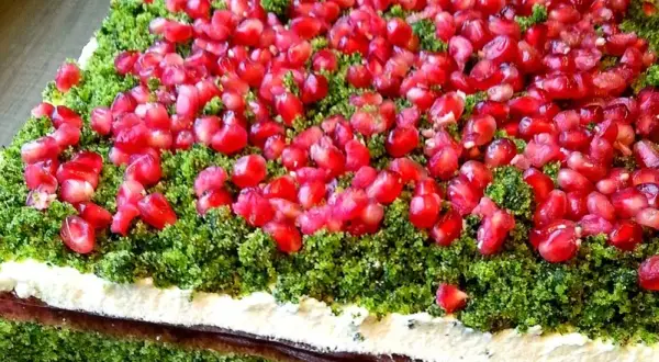 Zaskocz wszystkich pysznym ciastem szpinakowym z granatem - przepis krok po kroku