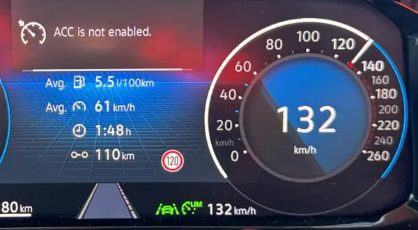 ACC är inte aktiverat. Hastighetsmätaren visar 132 km/h. Genomsnittsförbrukning 5,5 l/100km.
