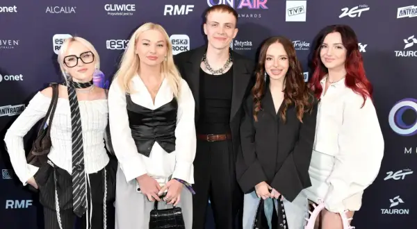 Kto jest w genzie? Pięć osób pozuje do zdjęcia na ściance z logo "On Air Awards".