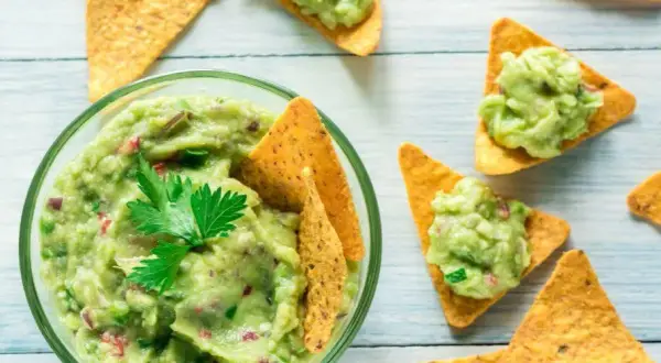 Guacamole: Jak przechowywać, by zachować zieleń i świeżość na dłużej?
