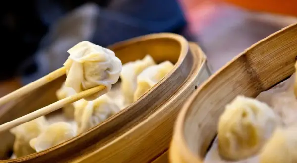 Dampfende Dumplings im Bambuskorb, bereit zum Genießen. Ein köstliches Dumplings Rezept zum Nachmachen.