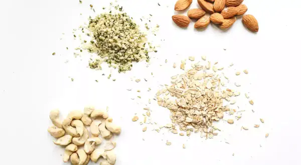 Amandes, flocons d'avoine, noix de cajou et graines de chanvre : des options pour remplacer les amandes dans vos recettes.