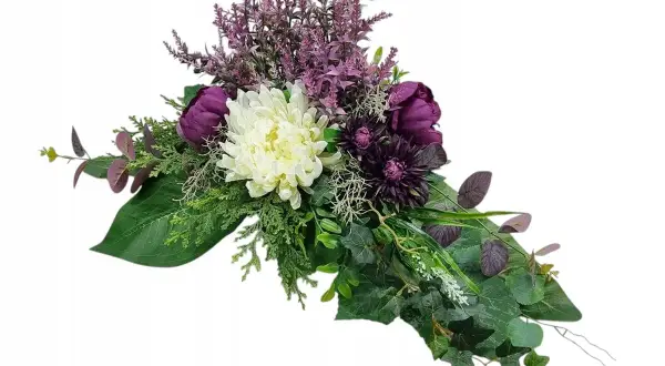 Eleganckie kompozycje z wrzosów i chryzantem w odcieniach fioletu i bieli, ozdobione zielonymi liśćmi i bluszczem.