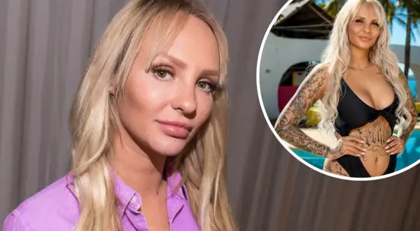 En ung kvinna med blont hår och tatueringar, klädd i en svart bikini, poserar vid en pool.