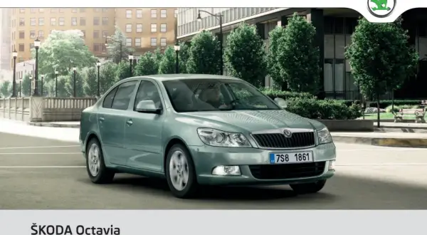 En ljusgrön Skoda Octavia parkerad på en stadsgata. Instruktionsbok för Skoda Octavia, som täcker serviceintervall.