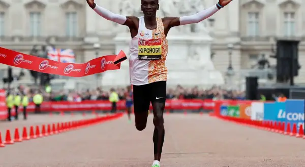 Kipchoge franchit la ligne d'arrivée, bras levés, l'allure d'un champion de marathon. Victoire éclatante !