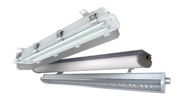 Trois luminaires LED robustes, dont un avec un couvercle transparent, montrant un tableau des IP.