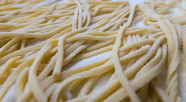 Troccoli pugliesi freschi, pronti per un gustoso condimento. Pasta fatta in casa, un classico della tradizione.