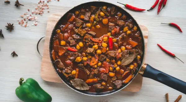 Gęsta, aromatyczna potrawka z mięsem i ciecierzycą w sosie pomidorowym. Czy pies może jeść fasolkę po bretońsku? To danie wygląda apetycznie, ale dla psa może być zbyt pikantne.