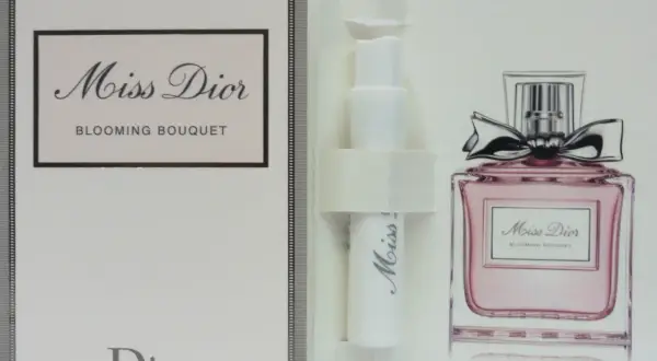 Karta z próbką perfum Miss Dior Blooming Bouquet. Różowa buteleczka z kokardką i nazwa zapachu.