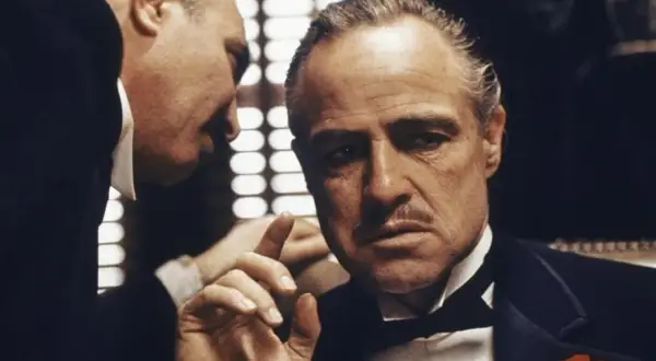 Don Vito Corleone, ojciec chrzestny, słucha rady.
