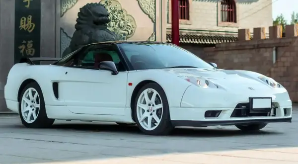 Vit Honda NSX till salu, en ikonisk sportbil med en tidlös design. Denna pärla väntar på sin nästa ägare.