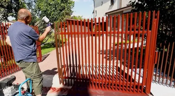 Najlepsza farba do ogrodzenia metalowego - uniknij błędów w malowaniu