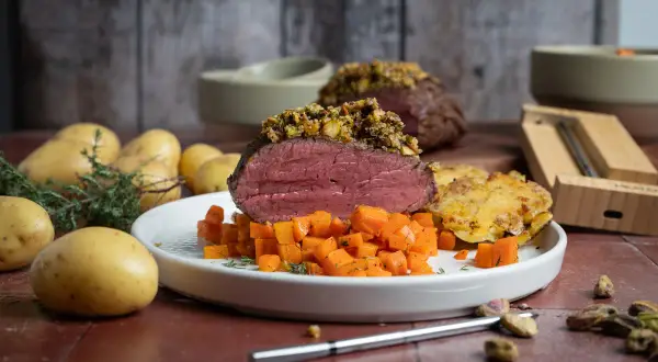 Perfekt gegartes Steak im Backofen, serviert mit karamellisierten Karotten und knusprigen Kartoffeln. Ein Festmahl!