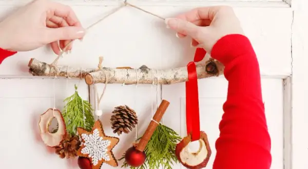 Stwórz ozdoby świąteczne na drzwi: Poradnik DIY krok po kroku