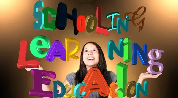 Uśmiechnięta dziewczyna otoczona kolorowymi literami tworzącymi słowa "Schooling", "Learning", "Education".