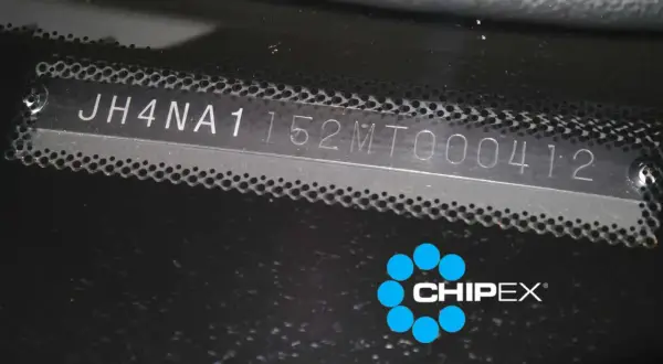 Tabliczka z numerem VIN JH4NA1152MT000412. Użyj go, by sprawdzić kod lakieru. Logo CHIPEX.