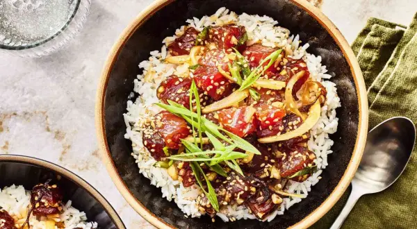 En läcker poke bowl med ris, marinerad tonfisk, sesamfrön och salladslök. En perfekt och fräsch måltid.