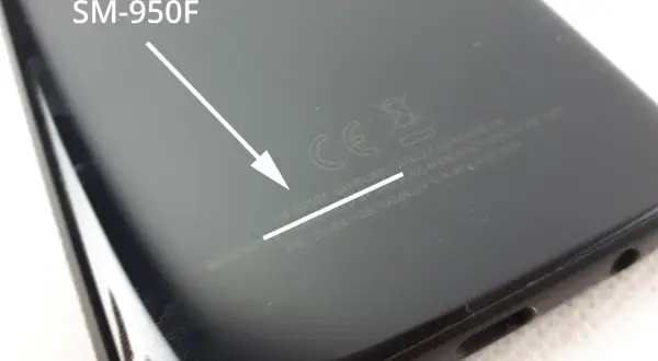 SM-G950F to model telefonu. Dowiedz się, jak sprawdzić model telefonu kodem, szukając informacji na obudowie urządzenia.