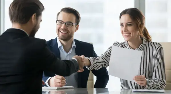 Un hr officer cosa fa? Gestisce colloqui e firma contratti, creando un ambiente di lavoro positivo.