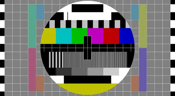 Brak sygnału telewizji naziemnej dzisiaj. Testowy obraz z kolorowymi pasami i szarościami.