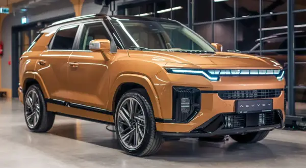 Nowoczesne koreańskie samochody, jak ten pomarańczowy SUV z futurystycznymi światłami, wyznaczają nowe trendy.