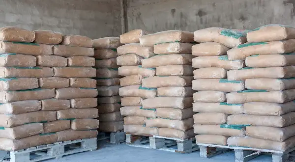 Silos z workami cementu, idealne miejsce, by znaleźć, gdzie najtańszy cement na budowę.