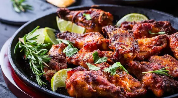 Grillade kycklingvingar med lime och rosmarin, perfekt för en sommarkväll.