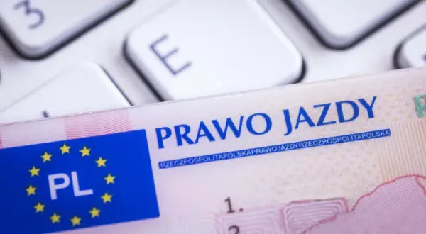 Polskie prawo jazdy na tle klawiatury. Dokument jest ważny w całej Unii Europejskiej, w tym w Czechach.