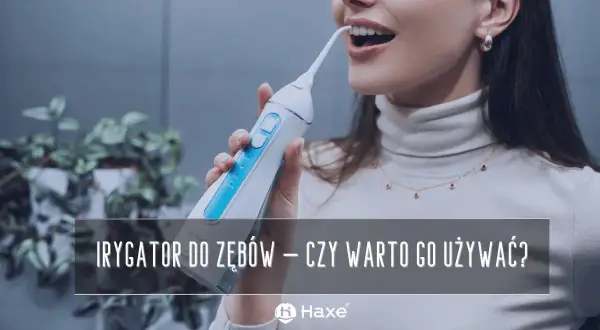 Kobieta używa irygatora do zębów, który jest urządzeniem do higieny jamy ustnej.