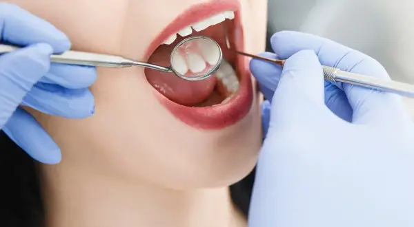 Dentysta: Cennik usług, NFZ i jak zaplanować budżet?