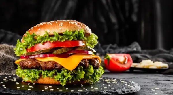 Jak przyprawić mięso na hamburgery? Sekrety soczystych burgerów