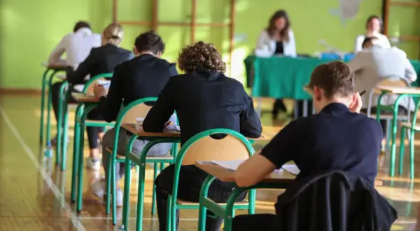 Uczniowie piszą egzamin zawodowy. Co jeśli nie zdam egzaminu zawodowego w technikum? Stres i skupienie na twarzach.