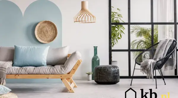 Sofa z poduszkami w kolorze baby blue, czarne krzesło z kocem, zielona butelka i rośliny w nowoczesnym wnętrzu.