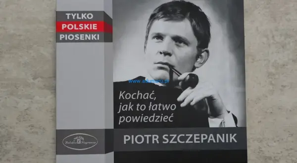 Piotr Szczepanik na okładce płyty "Kochać, jak to łatwo powiedzieć". Napis "Tylko polskie piosenki" i logo Muza.