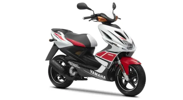 Sportowy skuter Yamaha Aerox 50 w biało-czerwono-czarnej kolorystyce, zapowiadający najmocniejszy skuter w swojej klasie.