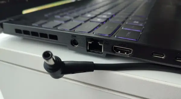 Złącze ładowarki do laptopa. Zastanawiasz się, ile prądu zużywa ładowarka do laptopa?