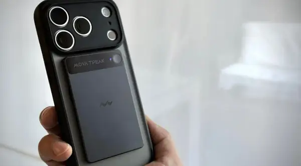 Dłoń trzyma telefon z naklejonym modułem, który może służyć jako dyktafon w telefonie.