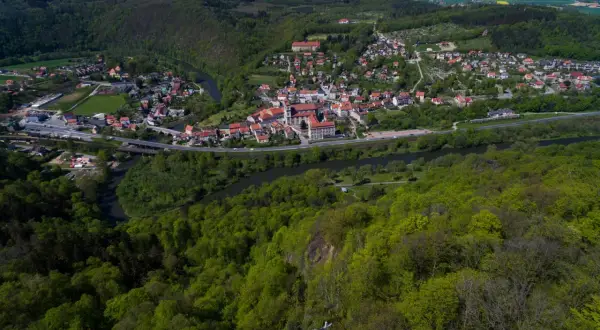 Malownicze Bardo z rzeką i lasami, idealne miejsce na odkrywanie atrakcji.