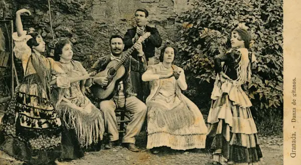 Un grupo de músicos y bailarinas gitanas en un ambiente rústico, listos para un zambra baile.