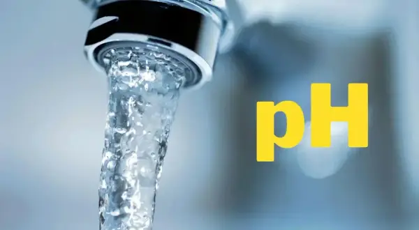 Un jet d'eau du robinet coule, avec le mot "pH" en gros caractères jaunes.