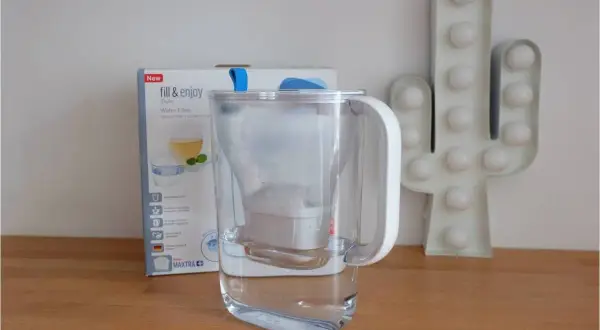 Carafe Brita "fill & enjoy" avec filtre MAXTRA. L'eau filtrée est claire, sans mauvais goût.