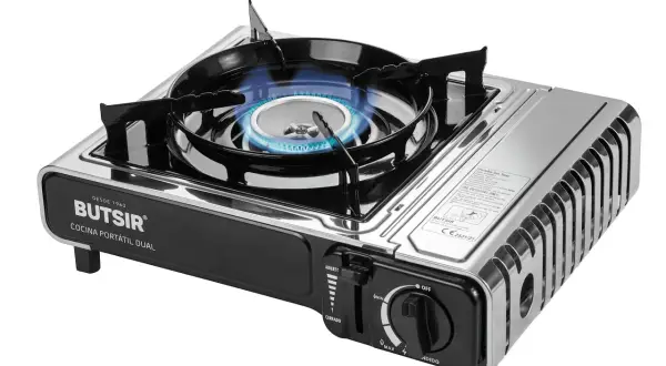 Hornillo camping gas Butsir en funcionamiento, con llama azul. Ideal para cocinar al aire libre.