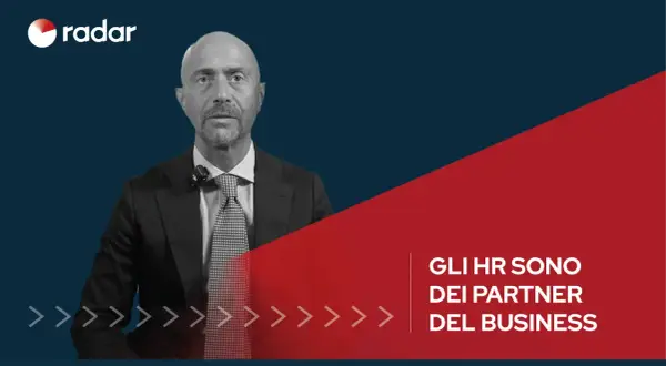 Uomo con barba, in giacca e cravatta, con logo "radar". Il testo recita "GLI HR SONO DEI PARTNER DEL BUSINESS". Potrebbe essere un direttore del personale.
