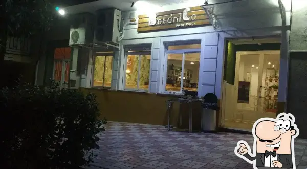La **pizzería Botanico** se ilumina por la noche, invitando a disfrutar de pizza y pasta.